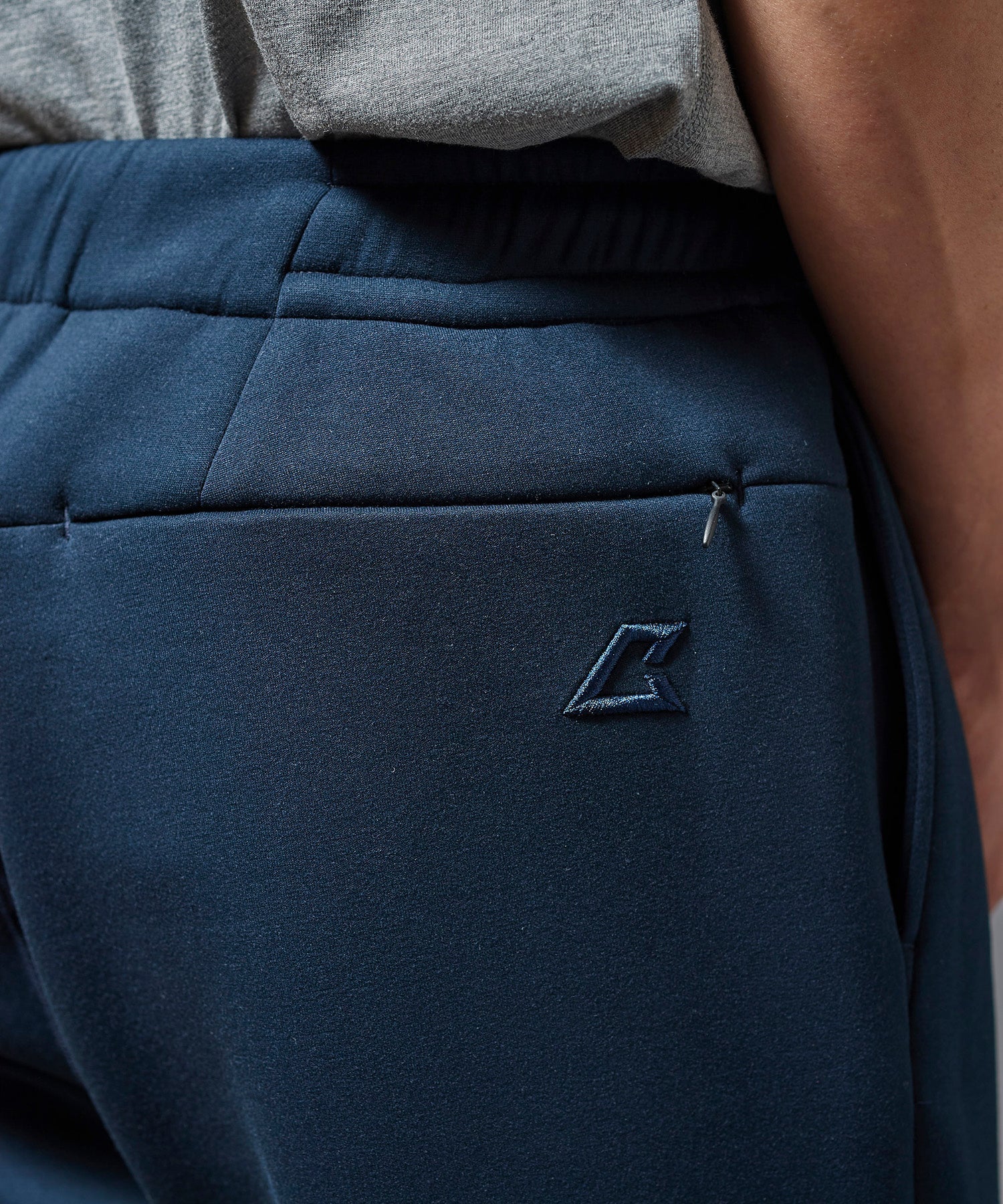 ARTA CVSTOS TECH Pantalons en tricot air