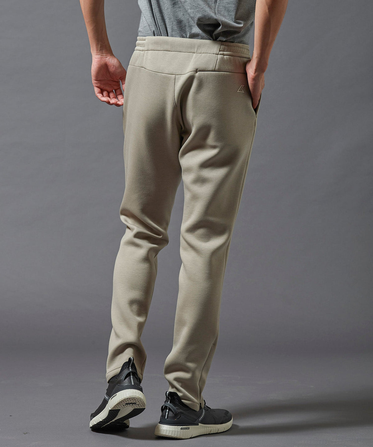 ARTA CVSTOS TECH Pantalons en tricot air
