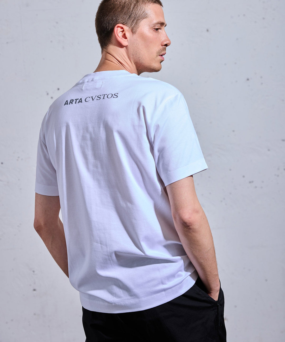 T-shirt ARTA CVSTOS à logo sur le dos