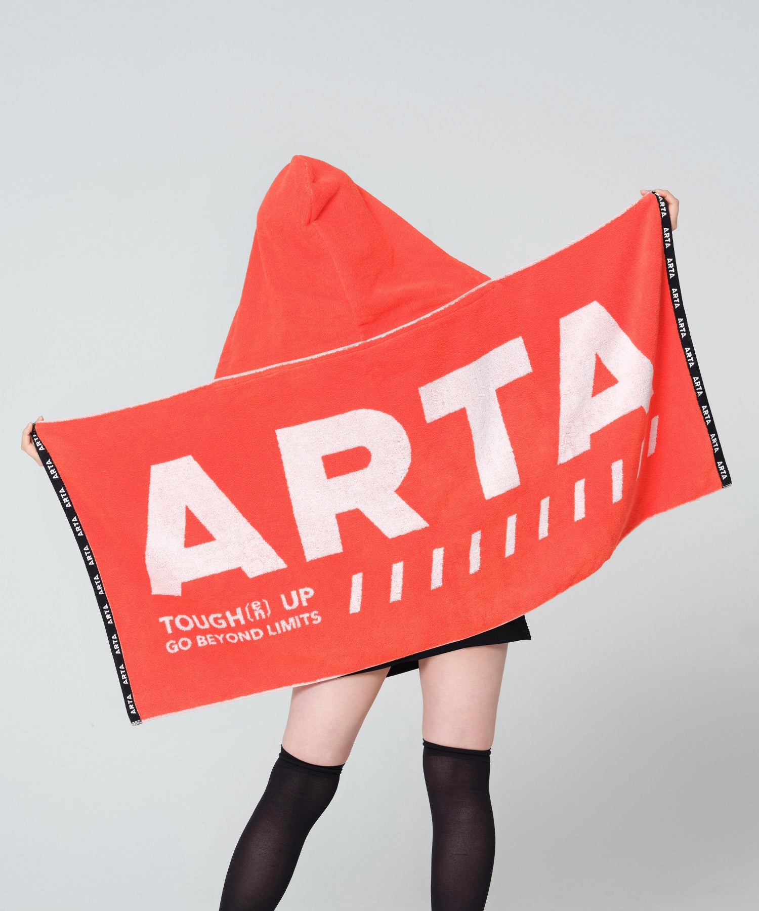 ARTA FOODIE TOWELを持つARTA GALS