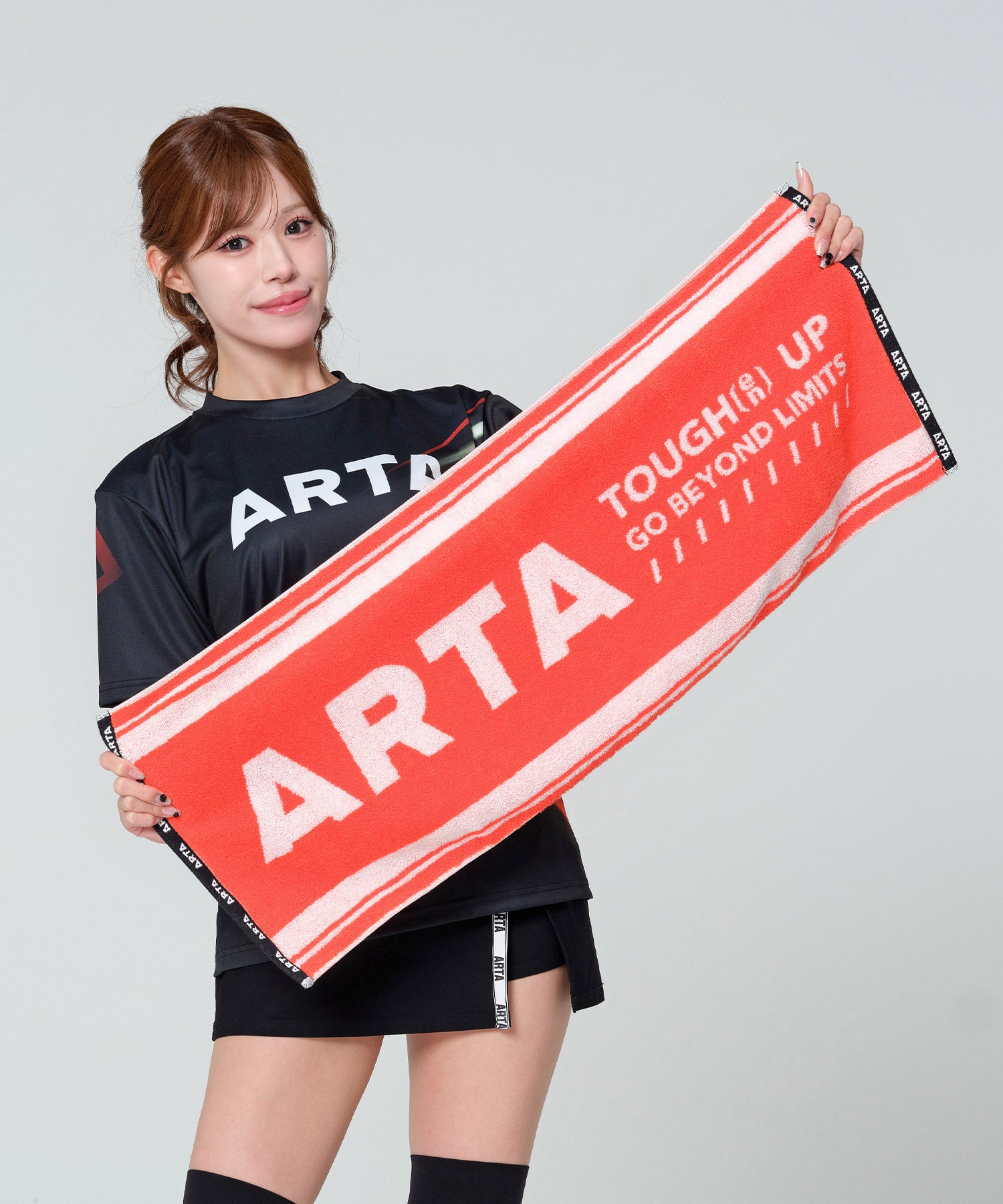 ARTA BOX TOWELを持つARTA GALS